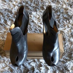 Lamb by Gwen Stefani womens sandals, size 10. 4 1/2 inch heel.